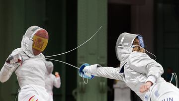 La esgrimista española Lucía Martín-Portugués durante un combate de sable individual femenino.