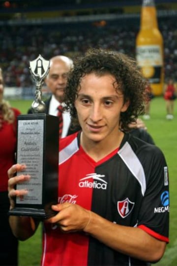 Guardado debutó con Atlas en 2006 y ahí se convirtió en ídolo a pesar de que sólo jugó 25 partidos, donde marcó cuatro goles.