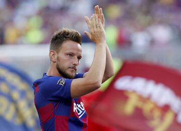 Dos partidos oficiales y ninguna titularidad para el croata, que ni siquiera jugó un minuto ante el Betis. Rakitic lleva cinco temporadas siendo indiscutible y ha visto como su rol ha cambiado en el equipo. El retorno de Sergi Roberto al centro del campo ya no le hace ser indispensable y su nombre ha sonado como moneda de cambio para abaratar la operación de Neymar, pero su caso va más allá.