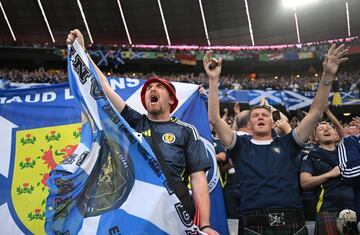 Aficionados de la selección de Escocia en el Alliance Arena.