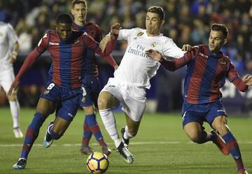 Jefferson Lerma and Rober Pier jostle with Cristiano Ronaldo.