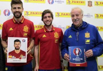 Piqué y Sergi Roberto junto a Vicente del Bosque con el álbum de cromos de Panini de la Eurocopa 2016.