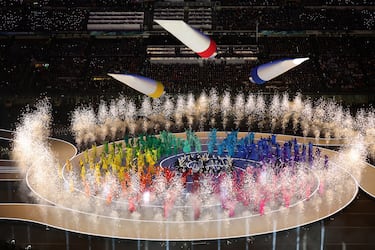 Matilda De Angelis actúa con los artistas vestidos como símbolos de la imaginación y la creatividad italiana durante la ceremonia inaugural de los Juegos Olímpicos de Invierno Milán-Cortina en el Estadio San Siro.