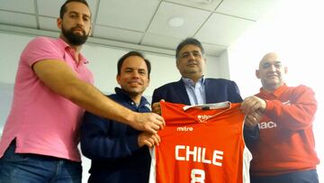 Jorquera (segundo de izquierda a derecha) quiere revivir el básquetbol nacional.