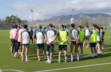El Málaga afronta en cuadro el reto de Santander