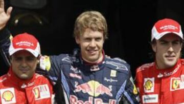 <b>EL DESEO DEL CAMPEÓN. </b>A Vettel (en el centro) le gustaría algún día llevar el mono rojo de Ferrari.