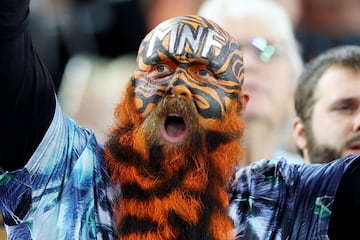 Los Cincinnati Bengals vencieron a domicilio (31-34) a los Jacksonville Jaguars durante el Monday Night Football de la NFL. En la imagen, un peculiar aficionado, con la cara y una poblada barba pintadas con los colores de los Bengals, celebra eufórico el resultado del partido en las gradas del estadio EverBank, en Jacksonville (Florida).