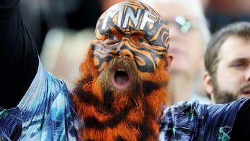 Los Cincinnati Bengals vencieron a domicilio (31-34) a los Jacksonville Jaguars durante el Monday Night Football de la NFL. En la imagen, un peculiar aficionado, con la cara y una poblada barba pintadas con los colores de los Bengals, celebra eufórico el resultado del partido en las gradas del estadio EverBank, en Jacksonville (Florida).