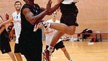 <b>EN RACHA.</B> Felipe Reyes será uno de los baluartes de la Selección.