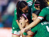 Soccer Football - Women's International Friendly - Mexico v Brazil - Estadio Ciudad de los Deportes, Mexico City, Mexico - March 7, 2026 Mexico's Greta Espinoza celebrates scoring their first goal with teammates REUTERS/Raquel Cunha