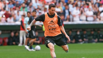 GRAFCAV5930. BILBAO, 28/05/2022.- Leo Messi golpea un balón este sábado durante el entrenamiento de la selección de Argentina en el estadio de San Mamés en Bilbao, donde prepara la Finalissima, la Copa en la que se enfrentará el 1 de junio en el estadio Wembley a Italia, último ganador de la Eurocopa. EFE/Miguel Toña