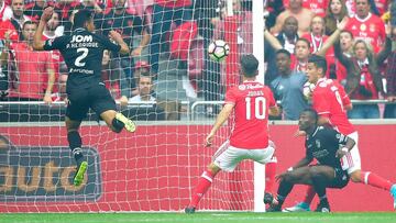 El atacante mexicano colocó el segundo de la tarde para su equipo, con asistencia de su arquero, en la goleada de 5-0 contra el Guimaraes para el título.