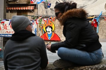 Transehúntes se detienen frente a los murales de Diego Maradona en Quartieri Spagnoli, en el centro de Nápoles.