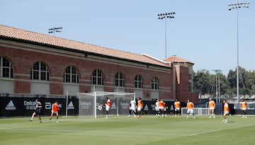 El Real Madrid entrenando en los campos de fútbol de UCLA. 