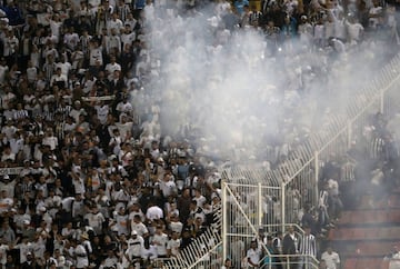 El partido entre Santos e Independiente fue suspendido a pocos minutos de final por incidentes en las tribunas del Pacaembú cuando el juego iba 0-0. Este resultado le da la clasificación a Independiente a los cuartos de final de la Copa Libertadores luego de la decisión de la Conmebol de otorgarle el triunfo 3-0 en la ida por la mala inclusión del uruguayo Carlos Sánchez.