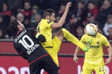 El centrocampista del Villarreal Bruno Soriano lucha por el balón con Hakan Calhanoglu del Leverkusen