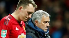 Phil Jones y Jose Mourinho tras la eliminaci&oacute;n del United ante el Derby.