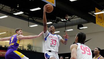 Malique Lewis, jugador de Capitanes CDMX, anota a los South Bay Lakers en la NBA G League.