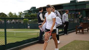 Angelique Kerber llega a un entrenamiento para preparar la final de Wimbledon ante Serena Williams.