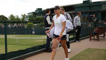 Angelique Kerber llega a un entrenamiento para preparar la final de Wimbledon ante Serena Williams.