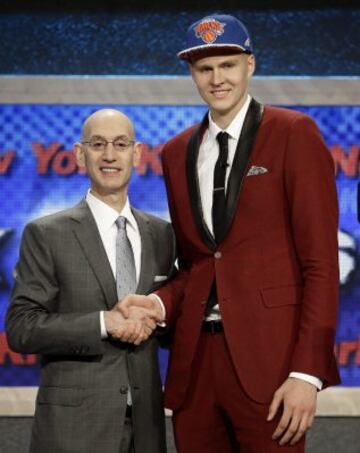 El comisionado de la NBA, Adam Silver, saluda a Kristaps Porzingis seleccionado en cuarto lugar por los New York Knicks en la primera ronda del sorteo de la NBA 2015