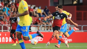 Meseguer efectúa un pase en el último encuentro ante Las Palmas.