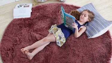 Esta alfombra, en siete tamaños, tres formas y 12 colores, se puede colocar en cualquier lugar de la casa