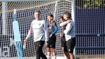 Pereira ensaya la l¨ªnea de tres centrales frente al Atl¨¦tico