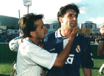 En imagen, Míchel junto a Quique Estebaranz, por entonces jugador del CD Tenerife consolando al jugador blanco.