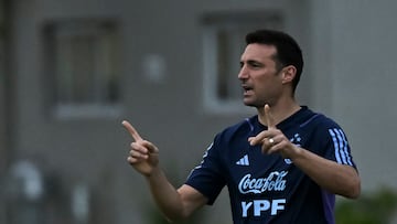 Argentina's coach Lionel Scaloni gestures during a training session in Ezeiza, Buenos Aires province, on March 22, 2023, ahead of the friendly football matches against Panama and Curazao. (Photo by Luis ROBAYO / AFP)