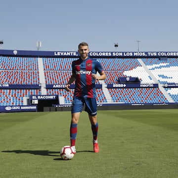 El canterano madridista es el último ejemplo de jugador que ha militado en ambos equipos. Alternó categorías inferiores y primer equipo del Real Madrid entre 2014 y 2019 y fue cedido al Levante entre 2018 y 2020.