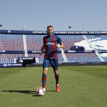 Mayoral llegó cedido por el Real Madrid en 2018 y encontró en el Levante un entorno ideal para crecer como delantero. Durante dos temporadas, se mostró como un atacante inteligente, con buen movimiento sin balón y capacidad para definir. Anotó goles importantes y fue parte de un equipo que practicaba un fútbol ofensivo y atractivo. Su rendimiento constante lo consolidó como una de las jóvenes promesas del fútbol español.