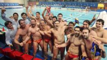 La selección española de waterpolo masculino celebra su billete para los Juegos Olímpicos de Río tras imponerse por 7-8 a Canadá en el Preolímpico de Trieste (Italia).