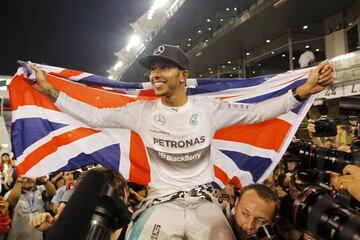 El piloto de Mercedes conquistó su segundo campeonato en Abu Dabi con Nico Rosberg como rival para el Mundial. El alemán necesitaba ganar la carrera y que Hamilton acabara dos posiciones por debajo para arrebatar el título al inglés, pero tuvo problemas de pérdida de potencia y no pudo luchar por la victoria. Lewis sumó así un nuevo Mundial. 
