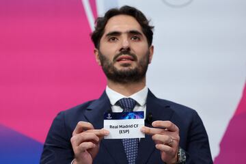 Hamit Altintop muestra el papel con el nombre del Real Madrid.