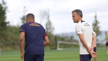 Mbapp¨¦ y Luis Enrique en el entrenamiento.