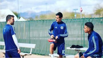 Yangel Herrera conversa con sus nuevos compañeros del New York City.