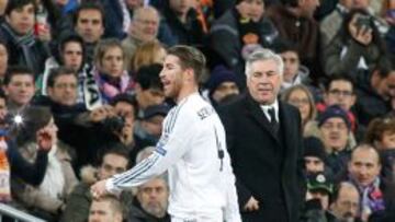 ROJA. Ancelotti reprende a Ramos, que se va al vestuario tras ser expulsado ante el Galatasaray.