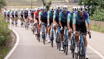 LUANCO, 03/09/2024.-El pelotón ciclista durante la decimosexta etapa de la Vuelta ciclista a España disputada este martes entre Luanco y Lagos de Covadonga, con 181 kilómetros de recorrido. EFE/Javier Lizón