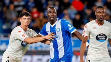 David Torres (izquierda de la imagen), Moussa Diarra (centro) y Sylla (derecha), durante el Alavés-Valladolid de la temporada 2024/25.