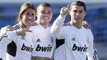 <b>BUEN AMBIENTE. </b>Ramos, Pepe y Cristiano, ayer en Valdebebas.
