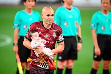 Andrés Iniesta junto a su hijo antes del inicio del encuentro que enfrentaba al Vissel Kobe y al FC Barcelona.