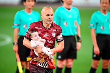 Andrés Iniesta junto a su hijo antes del inicio del encuentro que enfrentaba al Vissel Kobe y al FC Barcelona.
