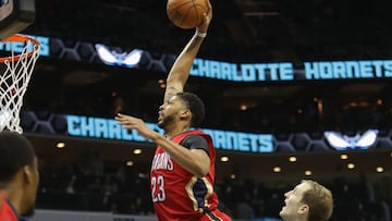 CHARLOTTE, NC - MARCH 11: Cody Zeller #40 of the Charlotte Hornets watches as Anthony Davis #23 of the New Orleans Pelicans dunks the ball during their game at Spectrum Center on March 11, 2017 in Charlotte, North Carolina. NOTE TO USER: User expressly acknowledges and agrees that, by downloading and or using this photograph, User is consenting to the terms and conditions of the Getty Images License Agreement. Streeter Lecka/Getty Images/AFP
== FOR NEWSPAPERS, INTERNET, TELCOS & TELEVISION USE ONLY ==