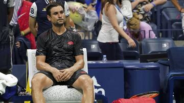 RYS01. NUEVA YORK (EE.UU.), 27/08/2018.- El tenista español David Ferrer reacciona tras abandonar el partido contra su compatriota Rafael Nadal a causa de una lesión hoy, lunes 27 de agosto de 2018, durante un partido de la primera ronda del Abierto de Estados Unidos en el USTA Billie Jean King National Tennis Center, en Flushing Meadows, Nueva York (EE.UU.). Rafael Nadal pasó hoy la primera ronda del Abierto de Tenis de Estados Unidos en su duelo contra el también español David Ferrer, que jugó su último partido en un Grand Slam y tuvo que abandonarlo por molestias en el gemelo de su pierna izquierda. EFE/RAY STUBBLEBINE