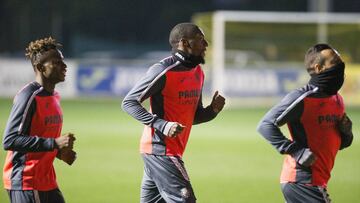 Samuel Chukwueze (izquierda) en la vuetla del Villarreal al trabajo.