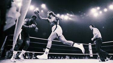 Después del asalto 14, el entrenador de Joe Frazier, Eddie Futch, decidió detener la pelea en contra de lo que pensaba su boxeador. Fue entonces cuando Futch dijo la famosa frase: "Siéntate hijo. Se acabó. Nadie olvidará jamás lo que has hecho hoy aquí."
