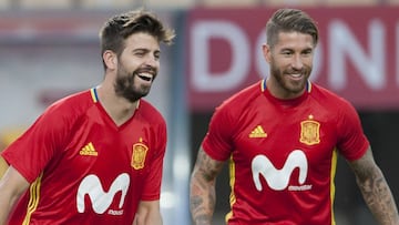 Sergio Ramos y Piqué, con la Selección.