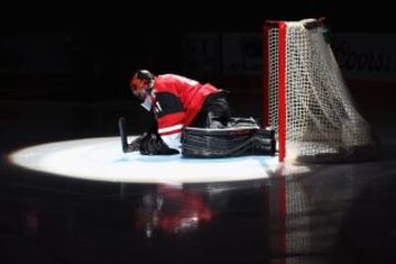 Mike Smith, portero de los Arizona Coyotes en la presentación previa al partido contra los Florida Panthers.