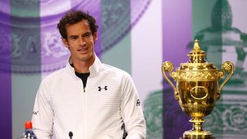 Andy Murray posa con el trofeo de Wimbledon en sala de prensa.